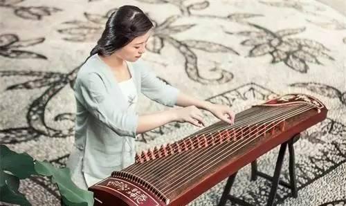 古筝老师吃瓜视频,吃瓜视频引发网友热议