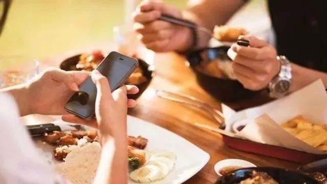 吃饭边吃瓜,解锁夏日休闲新姿势