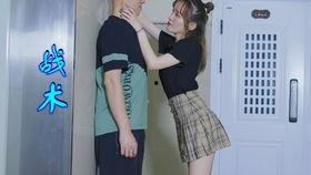 情侣吵架男子吃瓜视频,男子吃瓜围观成焦点