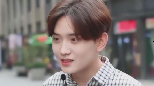 情侣吵架男子吃瓜视频,男子吃瓜围观成焦点