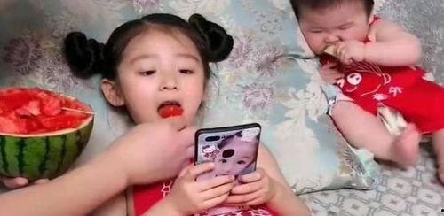 爸爸吃瓜女儿装疯